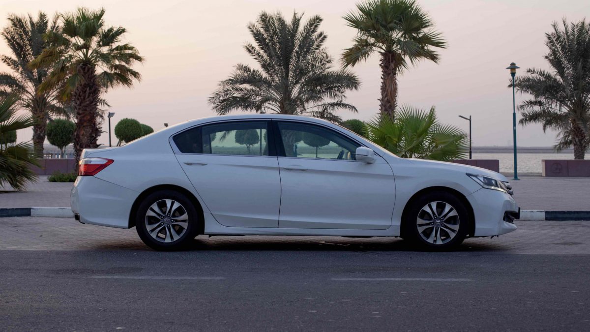 كيف أستأجر سيارة هوندا أكوورد عائلية في دبي